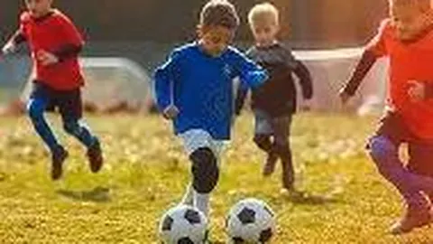 肖战帽衫造型亮相剧组聚餐，举杯微笑亲和力十足